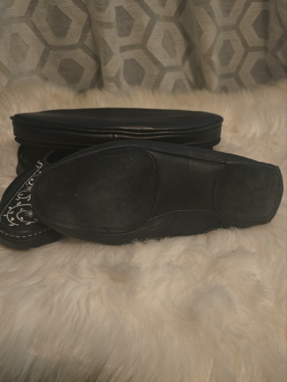 Super Soft! Embroidered Cole Haan Black House Slippers W. Matching Case - Picture 6 of 10